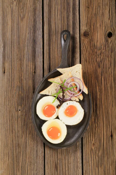 Stekte egg og brød – stockfoto