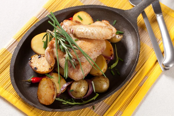 Ali di pollo arrosto e patate — Foto Stock