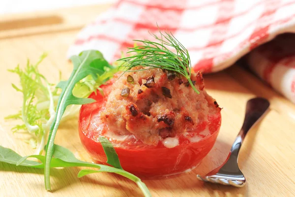 Tomato stuffed with ground meat — Stock Photo, Image