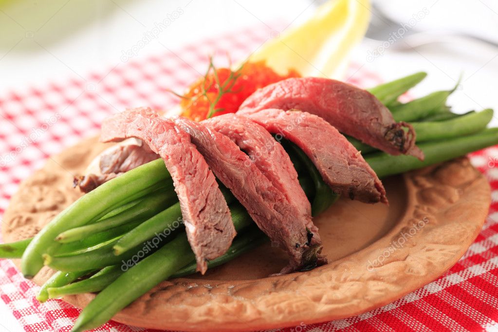 Roast beef and string beans