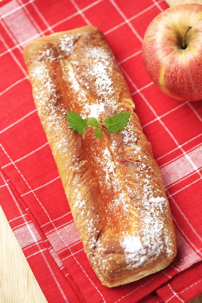 Листкове тісто з яблучною начинкою — стокове фото
