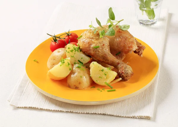 Roasted chicken and potatoes — Stock Photo, Image
