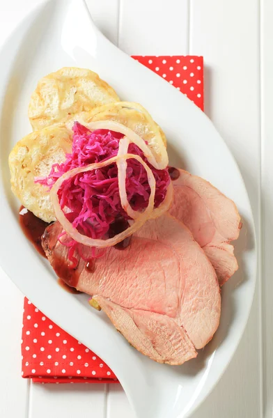 Domuz eti, köfte ve kırmızı lahana — Stok fotoğraf