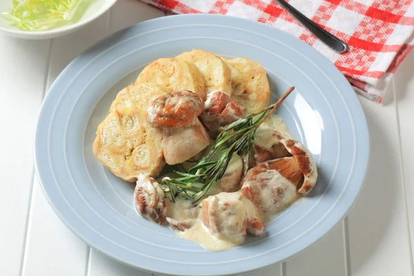 Porcini mushrooms in cream sauce and dumplings — Stock Photo, Image