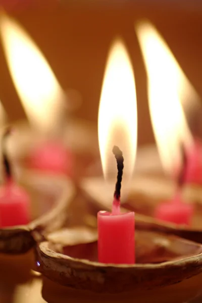 Walnussschalen mit brennenden Kerzen, die in einer Schüssel mit Wasser schwimmen — Stockfoto