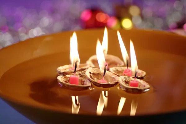 Плавающие свечи в миске с водой — стоковое фото