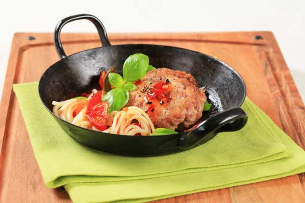 Patty de carne con tomates y espaguetis — Foto de Stock