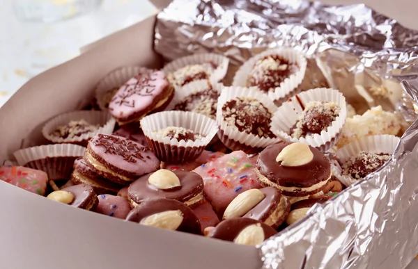Шоколадні цукерки та печиво — стокове фото