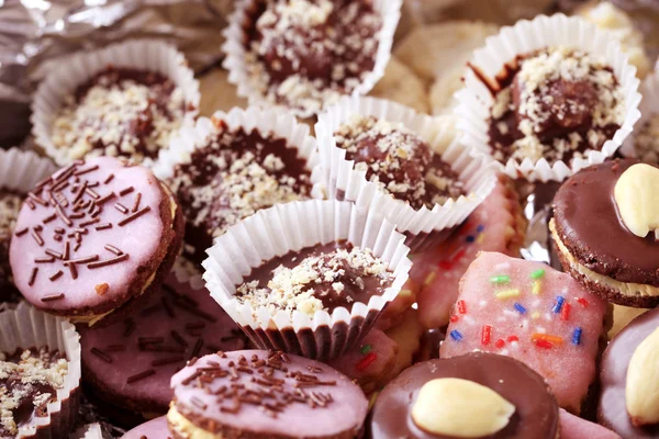 Шоколадні цукерки та печиво — стокове фото