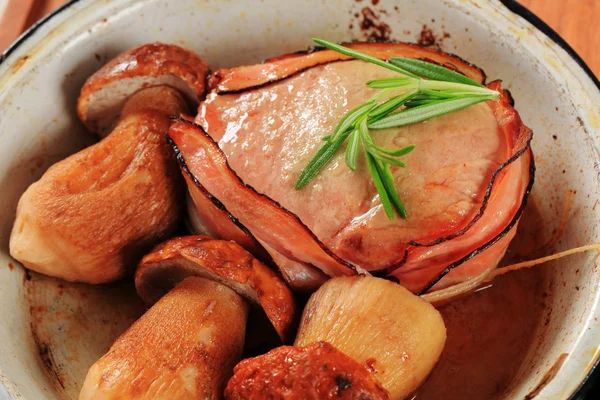 ベーコン巻き豚フィレ肉とキノコ — ストック写真
