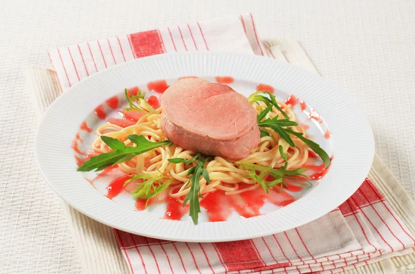 豚フィレ肉のスパゲッティ — ストック写真