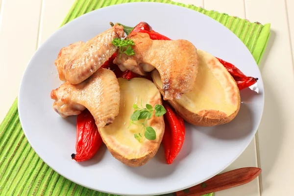 Kippenvleugels met gebakken aardappel en peper — Stockfoto