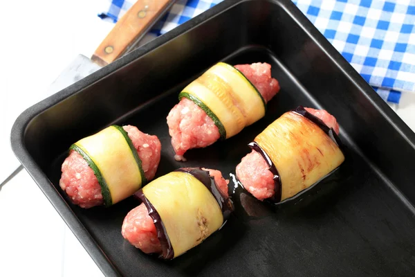 Malet kött som förpackats i aubergine och zucchini — Stockfoto