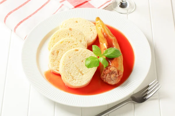 Фаршированный перец с томатным соусом и пельменями — стоковое фото