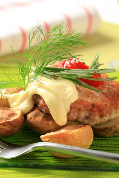 Hamburguesa y patatas al horno — Foto de Stock