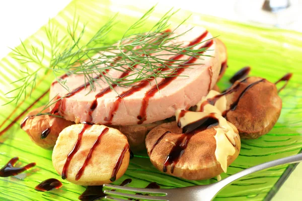 Varkensvlees lendenen biefstuk en gebakken aardappelen — Stockfoto