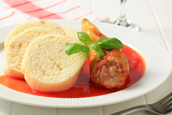 ぬいぐるみペッパー、餃子とトマト添え — ストック写真