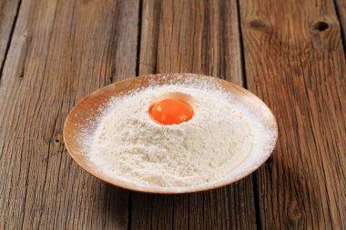 yumurta sarısı ve un