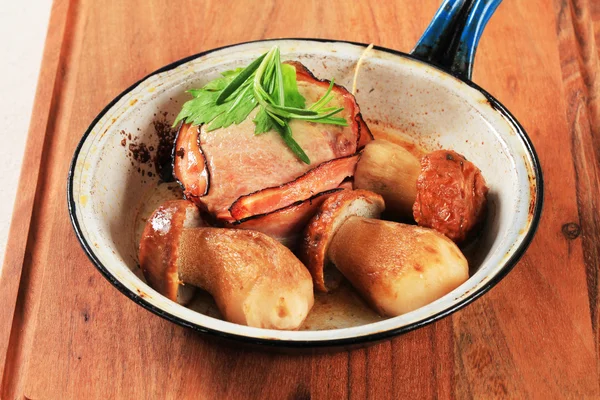 Pastırma sarılmış domuz filetosu ve mantar — Stok fotoğraf