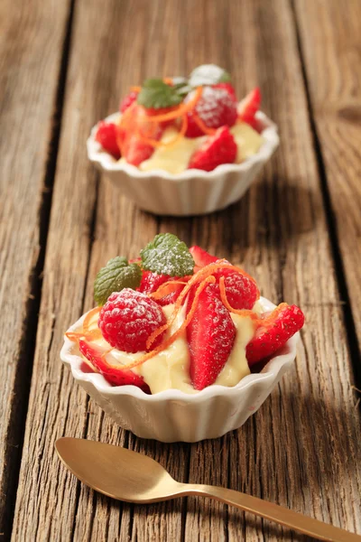 Cremiger Pudding und frisches Obst — Stockfoto