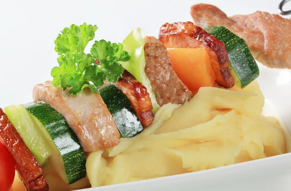 Pork skewer and mashed potato — Stock Photo, Image