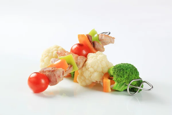 Pork and vegetable skewers — Stock Photo, Image