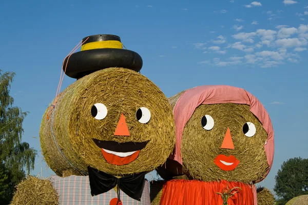 Two figures made out of straw bales — Stock Photo, Image