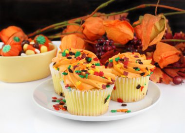 sonbahar cupcakes ve Cadılar bayramı şekeri dekore edilmiştir.