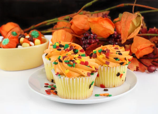 Queda cupcakes decorados e doces de Halloween — Fotografia de Stock