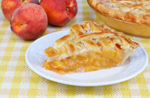 Peach Pie Slice and Peaches — Stock Photo, Image
