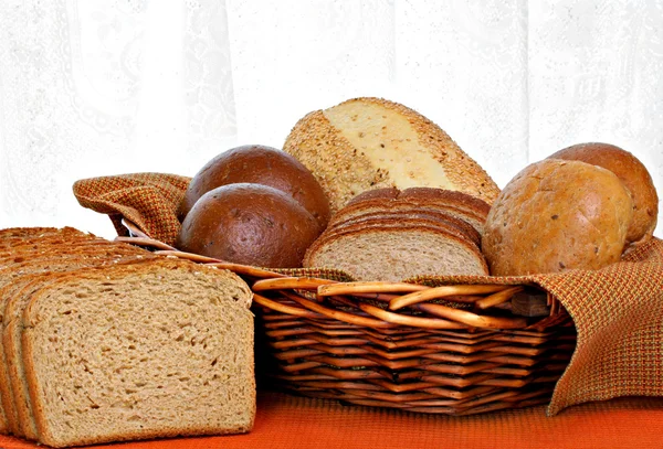 Full basket of healthy whole grain breads — Stock Photo, Image