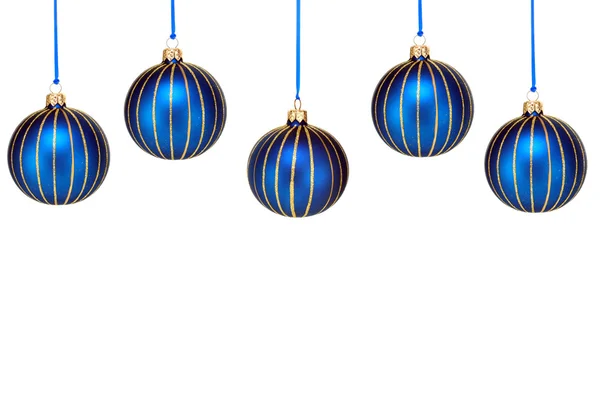 Bordo superiore di blu Ornamenti di Natale su bianco — Foto Stock