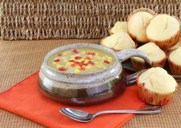 Deliciosa sopa de milho e muffins de milho . — Fotografia de Stock