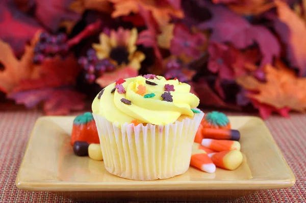 Un cupcake giallo autunno decorato — Foto Stock