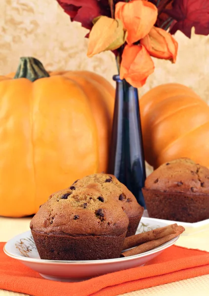 Tök forgács Muffin őszi díszített asztalon — Stock Fotó