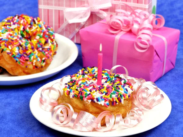 Donuts de aniversário decorados com uma vela de lit — Fotografia de Stock