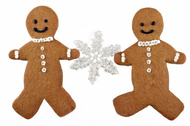 bir kar tanesi tutan iki gingerbread adam kurabiye