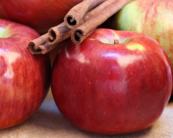 Cortland Apples and Cinnamon Sticks — Stock Photo, Image