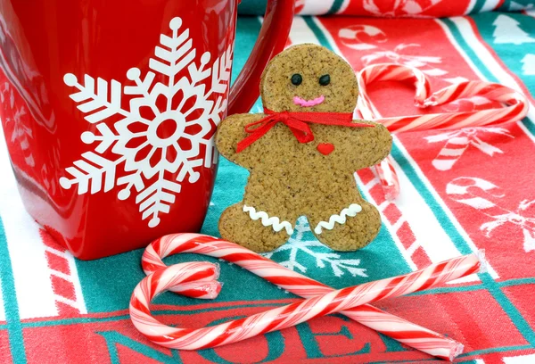 Gingerbread man cookie staande naast kerst mok — Stockfoto