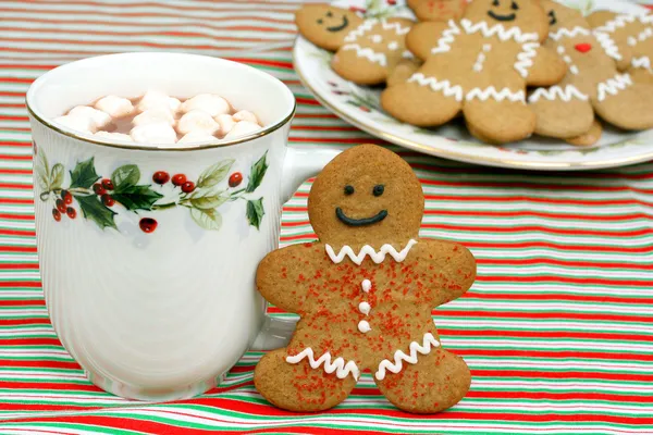 Happy gingerbread man cookie by cup of cocoa — Stock Photo, Image