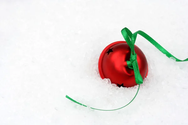 Campana a slitta rossa nella neve — Foto Stock