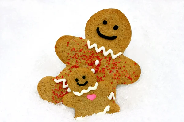 Mamãe e bebê biscoitos de gengibre na neve — Fotografia de Stock