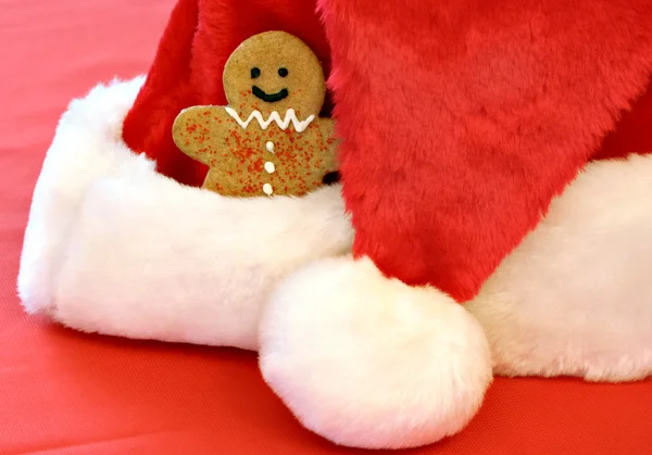 Biscotto di pan di zenzero nel cappello di Babbo Natale — Foto Stock