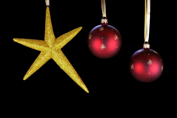 Opknoping Kerstster en twee rode bal ornamenten. — Stockfoto