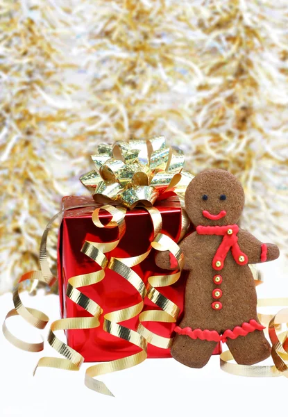 Pepparkakor mannen cookie med en röd halsduk står bredvid julstämning — Stockfoto