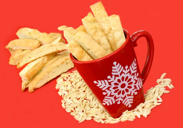 Amandel biscotti in een mooie kerst mok — Stockfoto