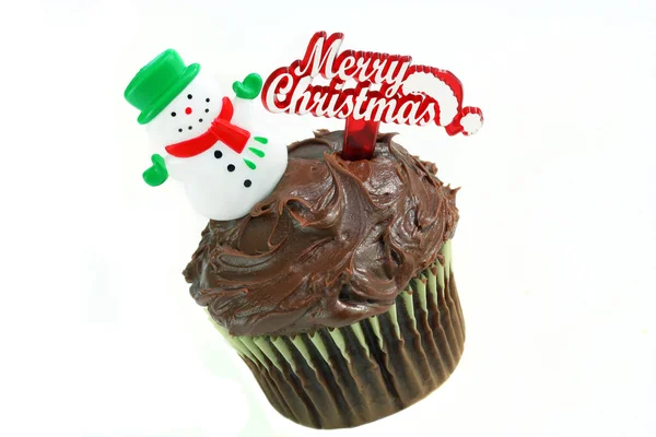 Kerstmis chocolade cupcake met sneeuwpop op wit. — Stockfoto