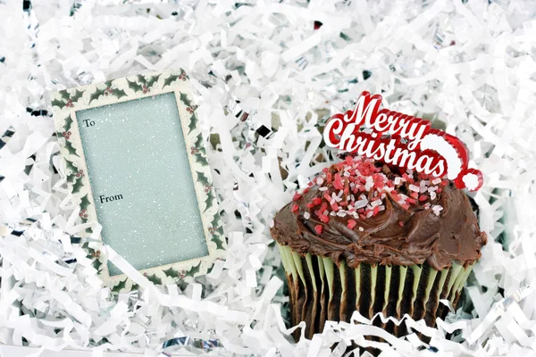 Boldog karácsonyi csokoládé csésze sütemény és ajándék címke — Stock Fotó
