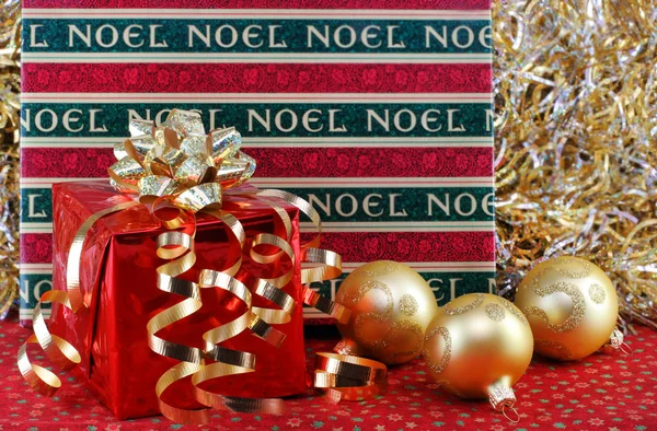 Julklappar med ornament. — Stockfoto
