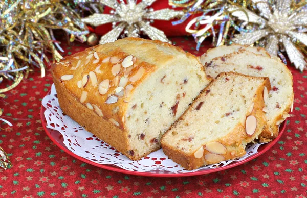 Gâteau aux amandes aux canneberges dans le cadre de Noël — Photo